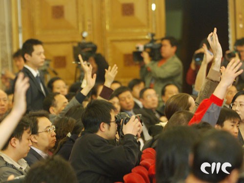 记者们踊跃举手想获得提问机会