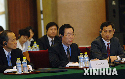 3月19日,第六轮朝核问题六方会谈在北京钓鱼台国宾馆开幕。这是中国代表团团长武大伟（中）在开幕会上。     新华社记者 王建华 摄 