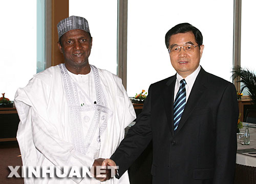 6月7日，国家主席胡锦涛在德国柏林会见尼日利亚总统亚拉杜瓦。