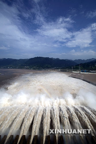 这是三峡大坝泄洪情景（7月30日摄）。 长江上游近期连续降雨，7月30日8时，三峡入库流量达到51000立方米每秒，三峡库区形成一次明显的快速涨水过程。长江防总签发调度令，要求中国三峡总公司于30日12时起，对三峡水库按48000立方米每秒的流量控制下泄，这标志着经过14年持续建设的三峡工程首次发挥防洪功能，为长江中下游拦蓄洪水。 新华社记者杜华举摄 