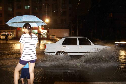 组图：北京再降暴雨 多处路段积水