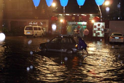 组图：北京再降暴雨 多处路段积水