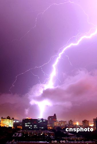 雷电暴雨今夜突袭北京城 水漫长街夜亮如昼(图)