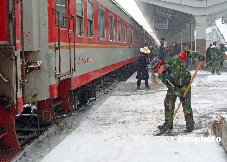 2008年1月27日，湖北宜昌再次普降大雪，宜昌市火车站积极迎战大雪保铁路春运安全，让旅客旅途平安。 中新社发 刘君凤 摄