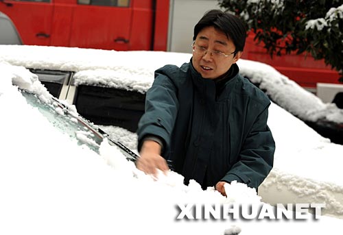  2月17日，贵阳市开阳县一位司机在清理车上积雪。近日，贵阳市部分地势较高地区再次出现大雪大雾天气，给当地抢险救灾工作带来一定影响。