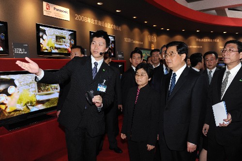 訪日中の胡錦涛国家主席は10日、国際的に有名な電器メーカーの松下電器を見学した。 