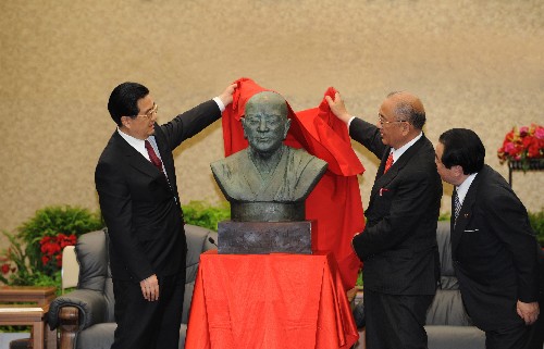 胡錦涛国家主席は10日、奈良県の荒井正吾知事(右から二番目)と奈良市の藤原昭市長と奈良市で面会した。