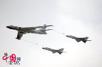 11月4日至9日中国航空航天博览会在珠海举行，图为航展现场HU-6加油机为两架歼-8D战机一起表演空中加油动作。 中国网 杨佳/摄影