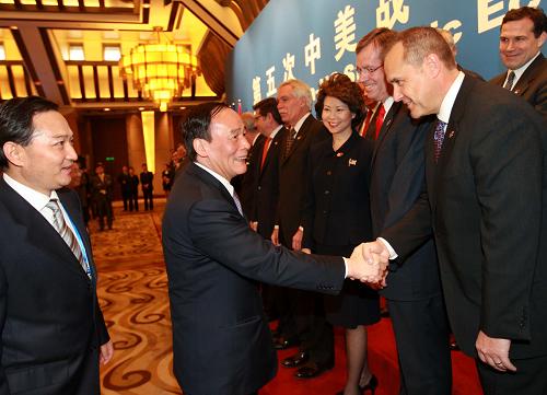 米国側会議出席者と握手する中国の王キ山副総理