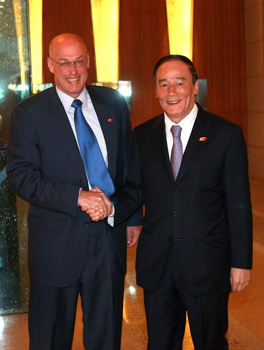 開会前握手を交わす王キ山副総理（右）とポールソン財務長官