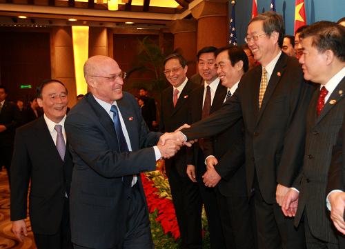 中国側会議出席者と握手するポールソン財務長官