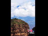 非常に壮観な景色で知られる坎布拉国家地質公園は、青海省黄南チベット族自治州尖扎県の青蔵高原と黄土高原が接する場所に位置し、面積は154平方キロメートル。奇抜な丹霞地形の山々がそびえ、紺碧の湖がサファイアのように輝く。  「チャイナネット」　2009年9月24日