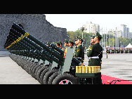 新中国成立60周年の祝賀式典が北京の天安門広場で10時から盛大に開催され、胡錦涛国家主席が重要な演説を行い、大規模な閲兵式や祝賀パレードが行なわれる