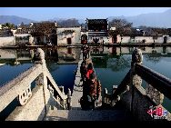  世界文化遺産に登録されている宏村は旧正月の期間中、国内外から訪れた多くの観光客でにぎわっている。赤い春聯（縁起の良い対句が書かれた紙）や赤い提灯、赤い中国結びで飾られた宏村は、新年のめでたい雰囲気に包まれた。「チャイナネット」2010年2月23日  