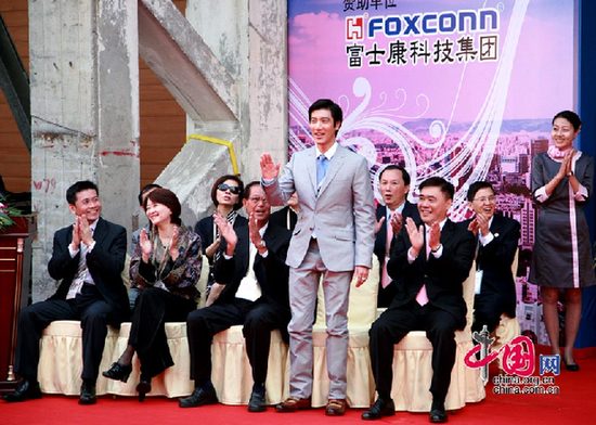2010年5月1日上午10点，台北案例馆的开馆仪式在上海世博会浦西园区城市最佳实践区举行。王力宏与大家打招呼。