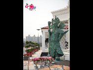 タイ館のデザインは、タイの視点やスタイルが表現され、赤と金色をメインカラーに、タイの伝統的な建物や芸術、タイ式の生活スタイルが溶け込んでいる。