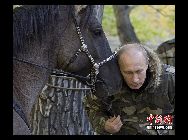 ロシアのプーチン首相は現地時間10月30日、ロシア連邦・トゥバ共和国のウヴス・ヌール野生動植物保護区に入り、ユキヒョウの生息環境を視察した。 ｢中国網日本語版(チャイナネット)｣　2010年11月1日