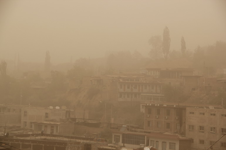 4月29日上午，甘肃省永靖县刘家峡镇的建筑物被沙尘笼罩。 
