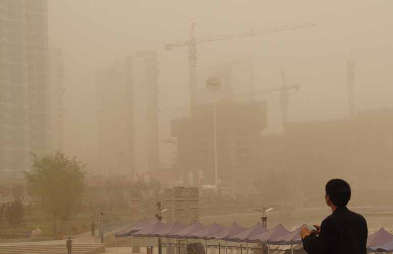 4月29日上午，甘肃省永靖县刘家峡镇的建筑物被沙尘笼罩。