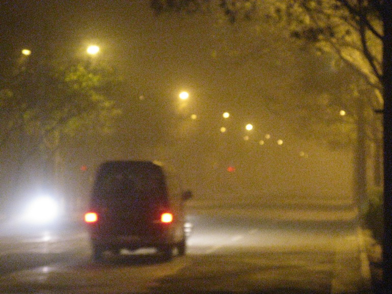 4月29日凌晨，一辆汽车在沙尘笼罩的甘肃武威市街头行驶。