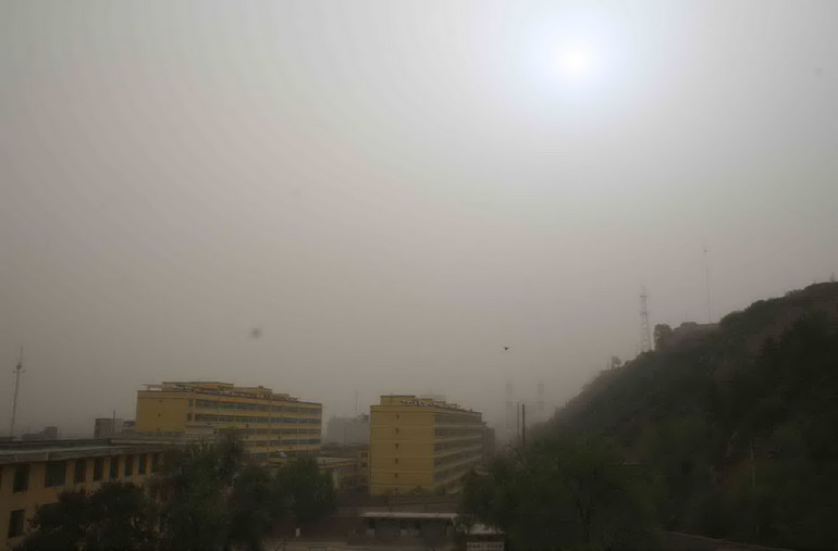 4月29日晨，沙尘笼罩甘肃省广河县县城。