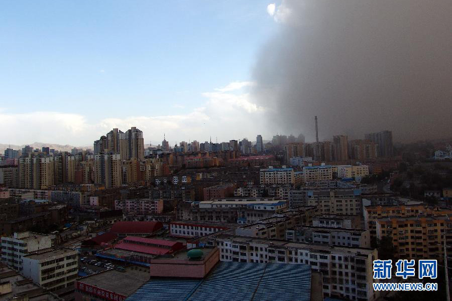 新疆乌鲁木齐遭遇7级沙尘暴袭击