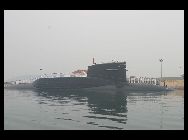 中国の長い海岸防衛線には、規模の異なる100カ所近くの軍港が点在し、様々な艦艇の停泊や休養、補給などを担当している。その中の山東省青島市にある北海艦隊某潜水艦基地は、数十年の建設と発展を経て、今では海岸防衛線における輝かしいスポットとなっている。 ｢中国網日本語版(チャイナネット)｣　2011年8月25日