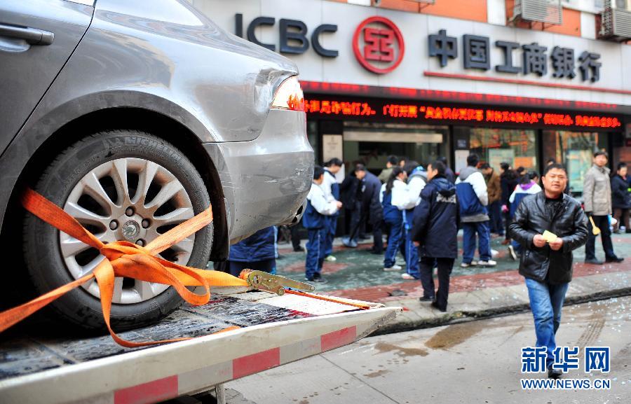 湖北省武漢市で、車が銀行に突入・写真集