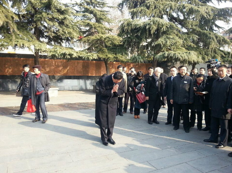 日本の鳩山由紀夫元首相が南京大虐殺記念館を訪問