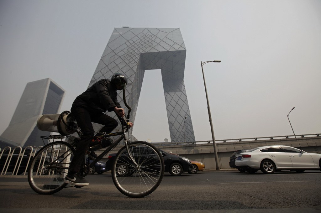 北京の大気汚染対策　外国人男性が「空気浄化自転車」を発明