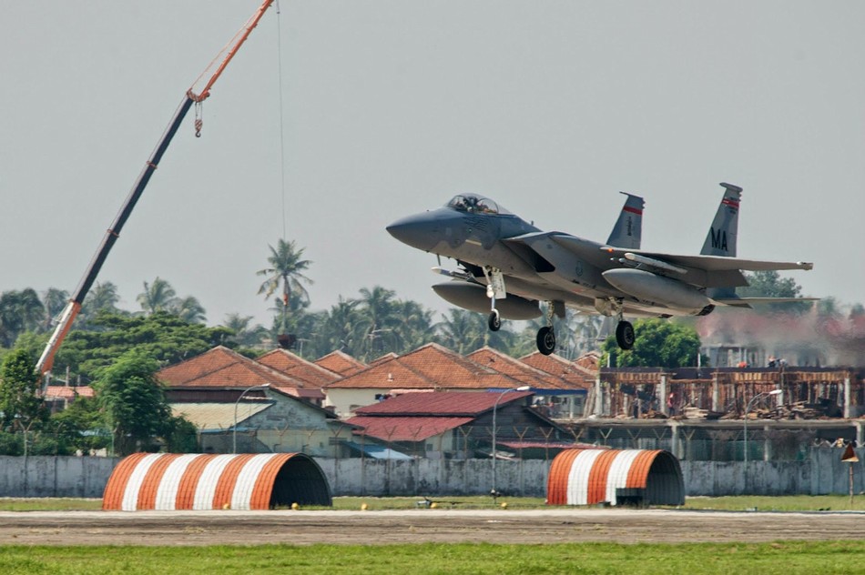 F-22被F-15追击扔干扰弹闪躲