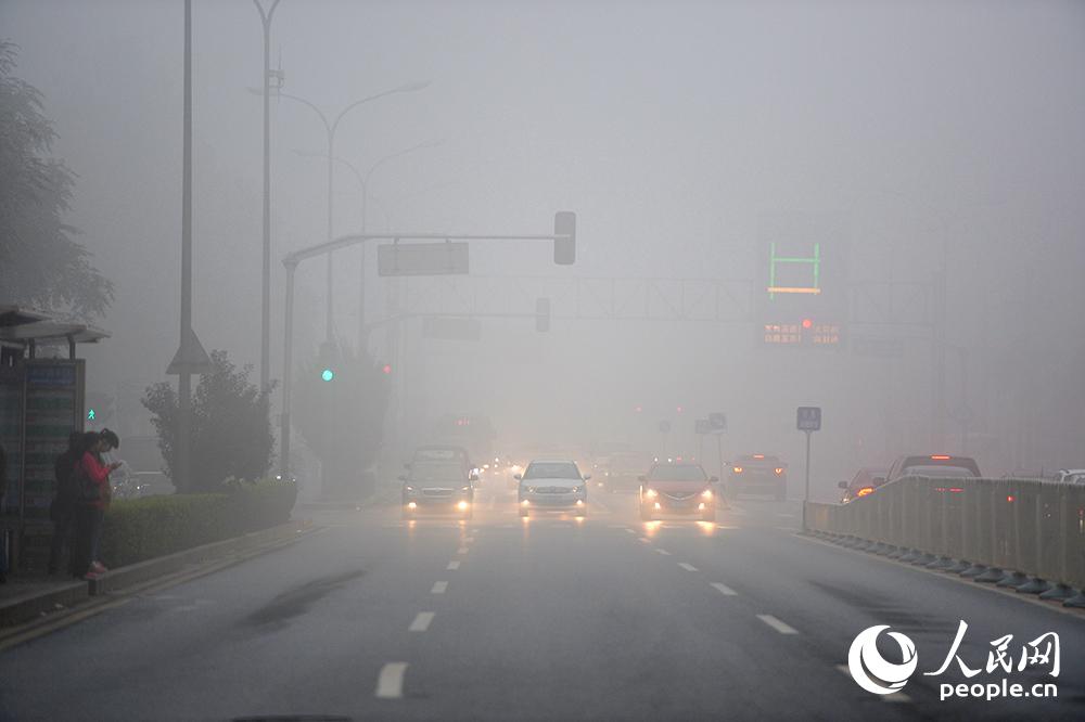 10月11日，大雾笼罩北京城。（人民网记者翁奇羽 摄）
