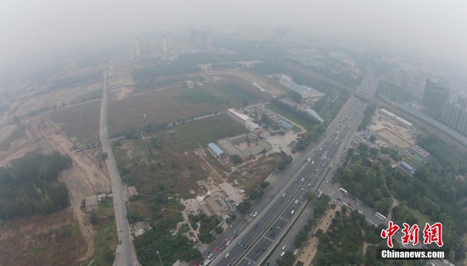 航拍雾霾中的北京[组图]