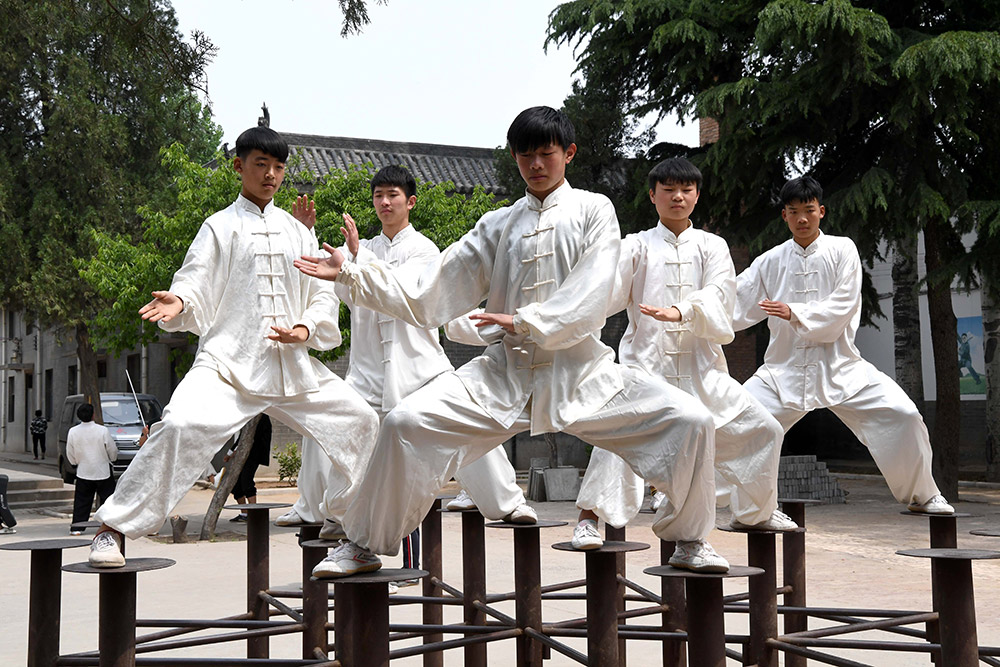 在河南省温县陈家沟，学员在武馆习练太极拳（4月26日摄）。