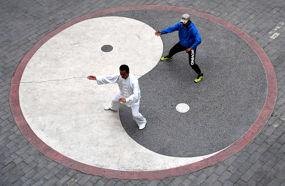 在河南省温县陈家沟，学员在武馆习练太极拳（4月26日摄）。