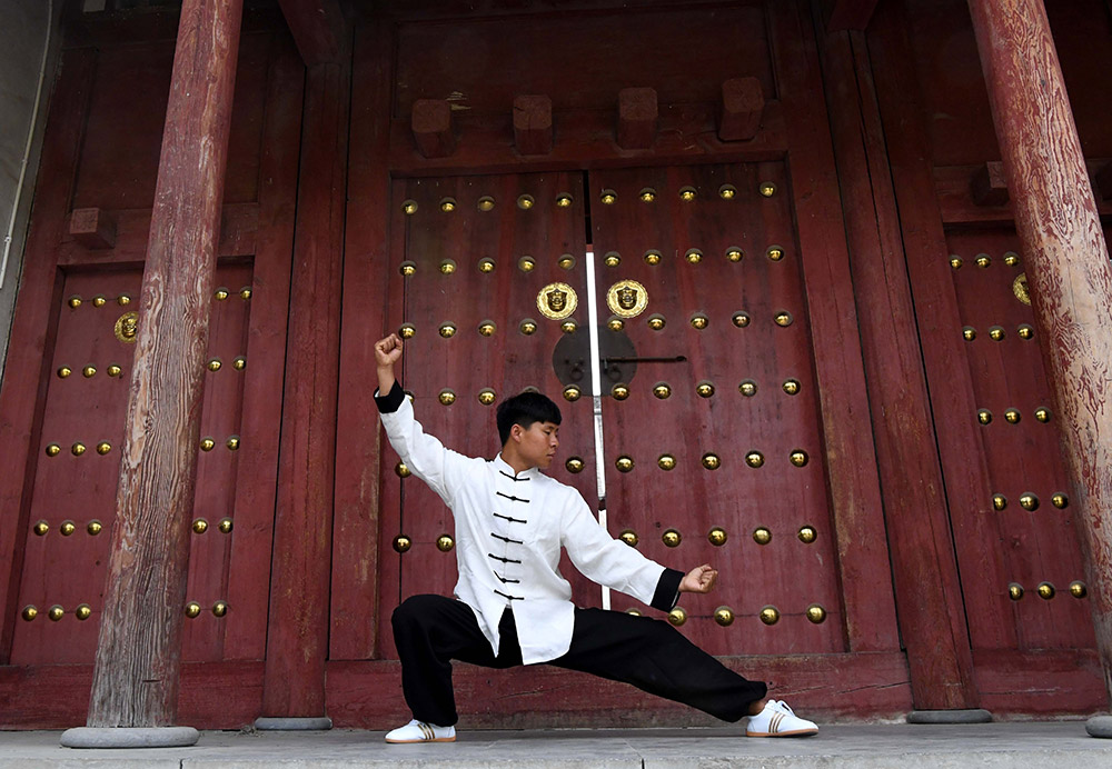 在河南省温县陈家沟，学员在武馆习练太极拳（4月26日摄）。