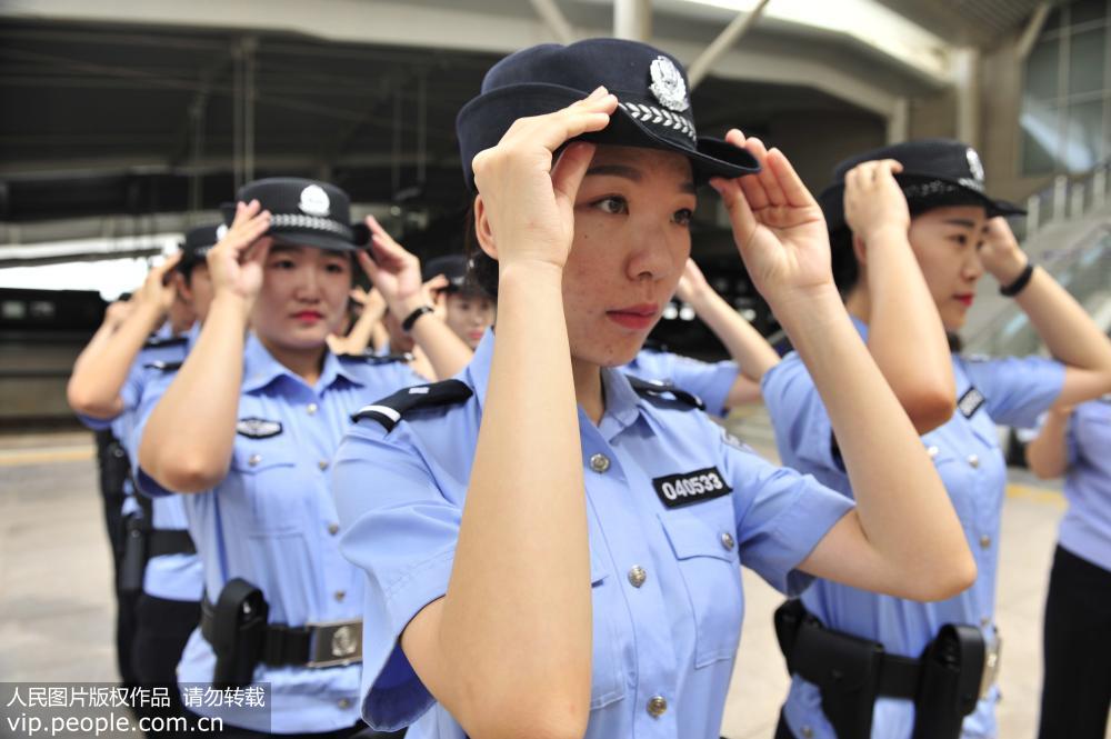 高速列車で勤務する、若き女子鉄道警察官