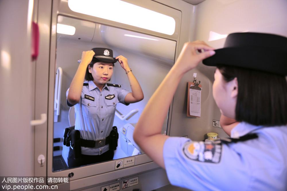 高速列車で勤務する、若き女子鉄道警察官