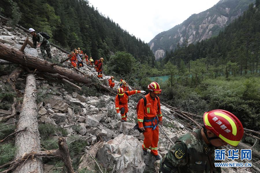 10人を救うため、救助隊員が地すべり区間を突破