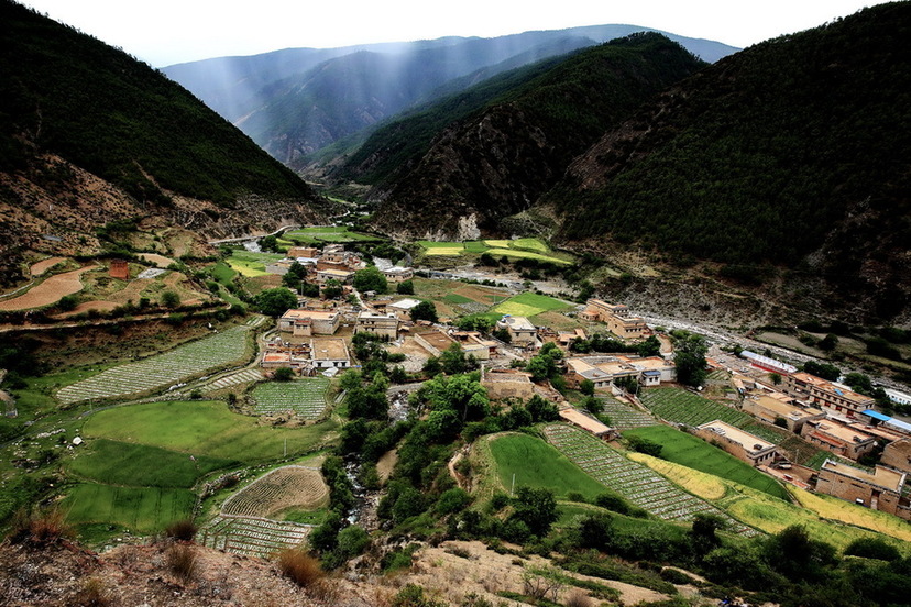 俯瞰依山而建、绿水青山的然央村（5月27日摄）。 新华社记者 江宏景摄
