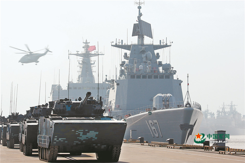 1月3日，海军陆战队在湛江某军港组织登陆装载训练。江晓卫摄