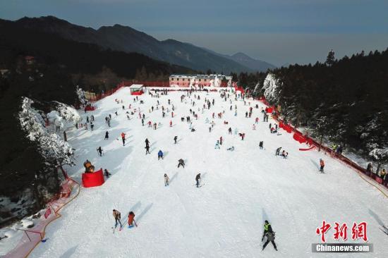 1月13日，今年元月正式开张的中国南方最美户外滑雪场——海拔1200多米的庐山滑雪场。 王剑 摄