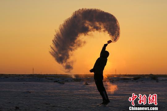 夕日を背に空中に水を撒いて生み出す極寒ならではの絶景　新疆