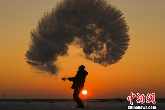 夕日を背に空中に水を撒いて生み出す極寒ならではの絶景　新疆