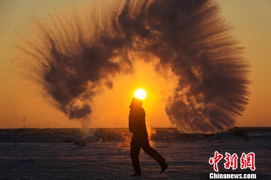 夕日を背に空中に水を撒いて生み出す極寒ならではの絶景　新疆