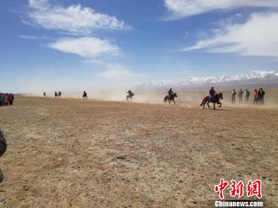 立ちのぼる砂煙　甘粛省酒泉市で人気上昇中の伝統スポーツ・競馬