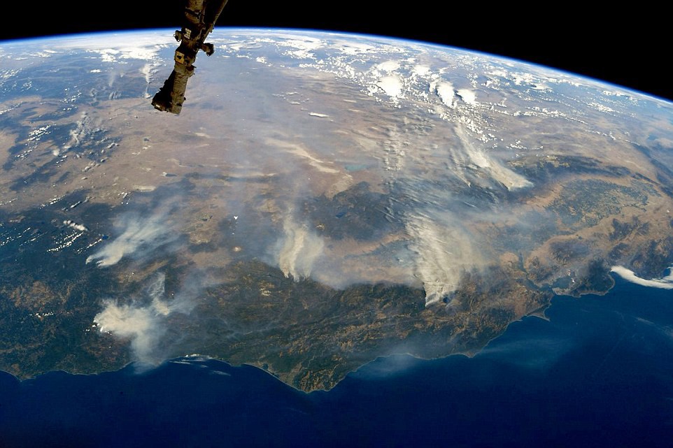 加州山火肆虐太空可见14000名消防员灭火(图）