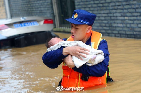 洪水の中、熟睡する赤ん坊を救出した消防士が話題に