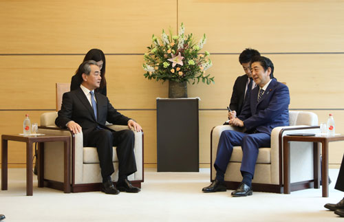 安倍首相が王毅部長と会談「習主席の国賓訪問を楽しみにしている」