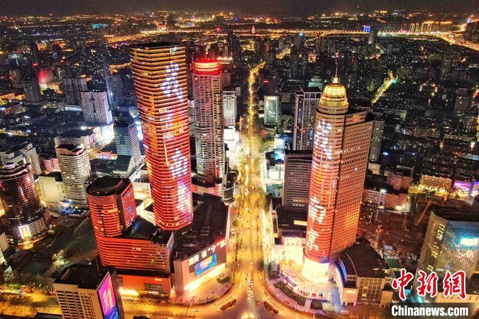 南京核心商圈上演灯光秀“点亮城市”